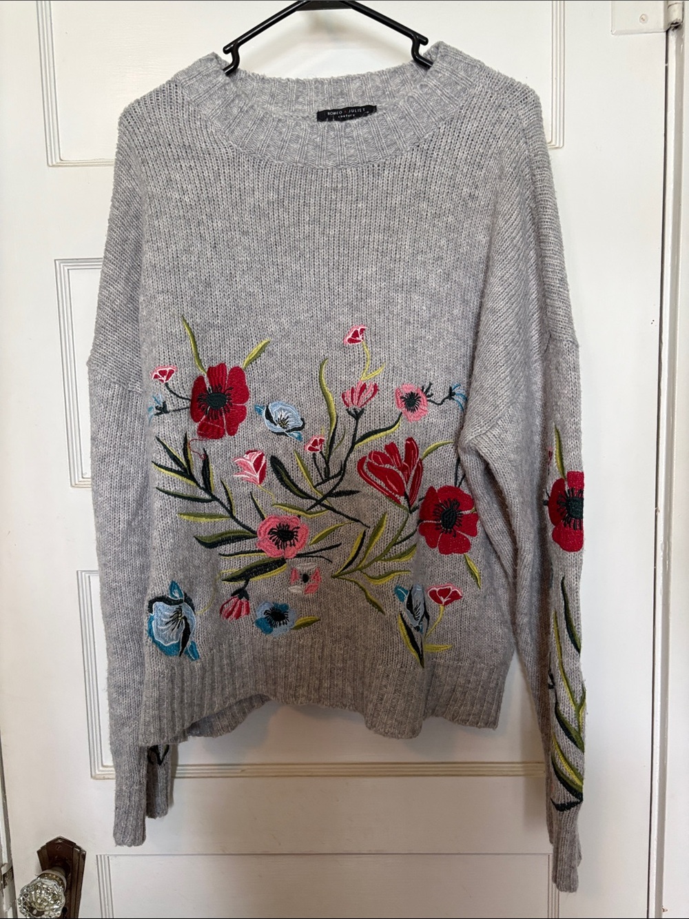 Romeo & Juliet Couture Embroidered Floral Crewneck Sweater Size L